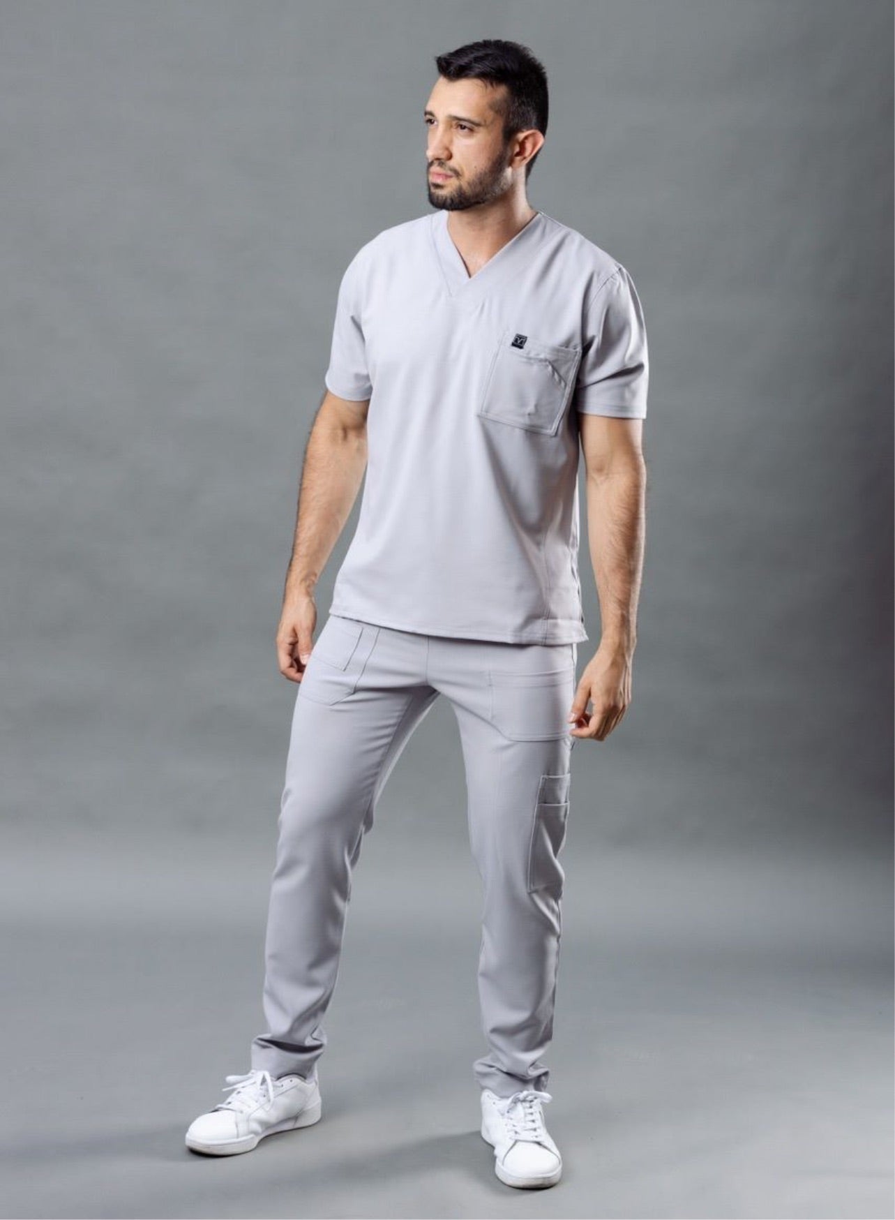 Scrub Clásico Caballero Gris Perla